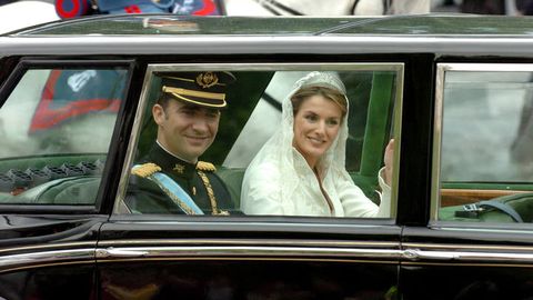 Los Principes recorren las calles de Madrid tras casarse en la Almudena 