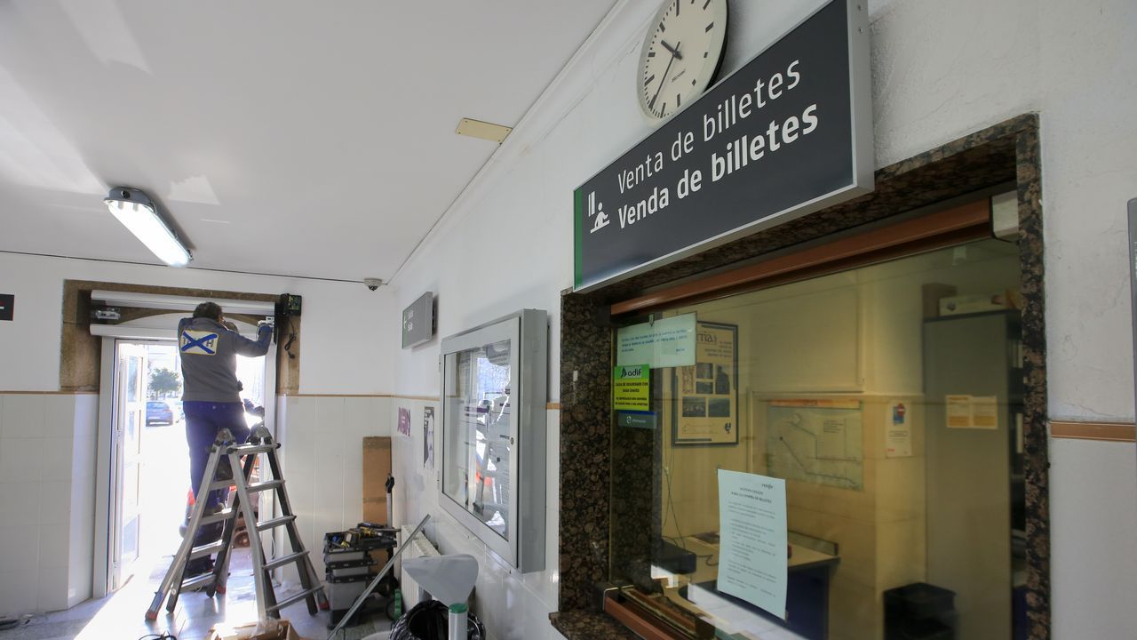 Los operarios montando las persianas de Sarria que se accionar�n desde Le�n