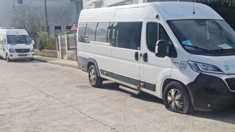 Vehículos del transporte escolar en Trives aparecieron con dos de sus ruedas pinchadas