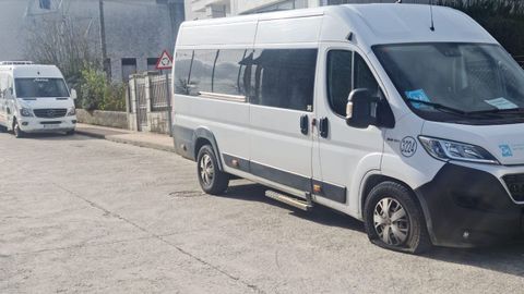 Vehculos del transporte escolar en Trives aparecieron con dos de sus ruedas pinchadas