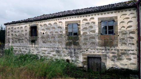 Fachada de una vivienda abandonada en Castelo, en el municipio de Taboada