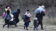 Una familia de refugiados camina por un sendero de la ciudad turca de Edirne en su inento de llegar a la frontera griega