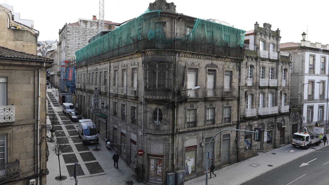 Joyas inmobiliarias con precios por encima del mercado.Pl�cido Perdiz en su tienda de Mugueimes