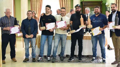 Foto de grupo de los bodegueros galardonados con los premios de la 39 Feira do Viño de Chantada