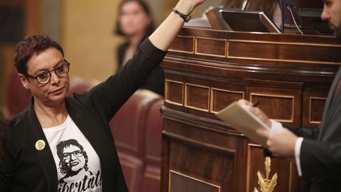 La diputada de ERC, Montserrat Bassa, entrega un papel en el que pone Llibertat con un lazo amarillo. Lleva una camiseta el rostro de su hermana, Dolors Bassa, condenada a 12 aos de prisin por el Tribunal Supremo por delito de sedicin