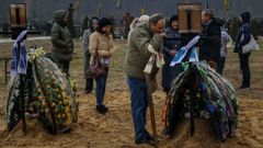 Familiares asisten hoy al entierro de una persona que muri en un refugio subterrneo mientras se intentaba proteger de los bombardeos, en Irpin (Ucrania)