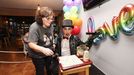 Las imágenes del «bingo picante» con el que un bar de Carballo celebró el Orgullo