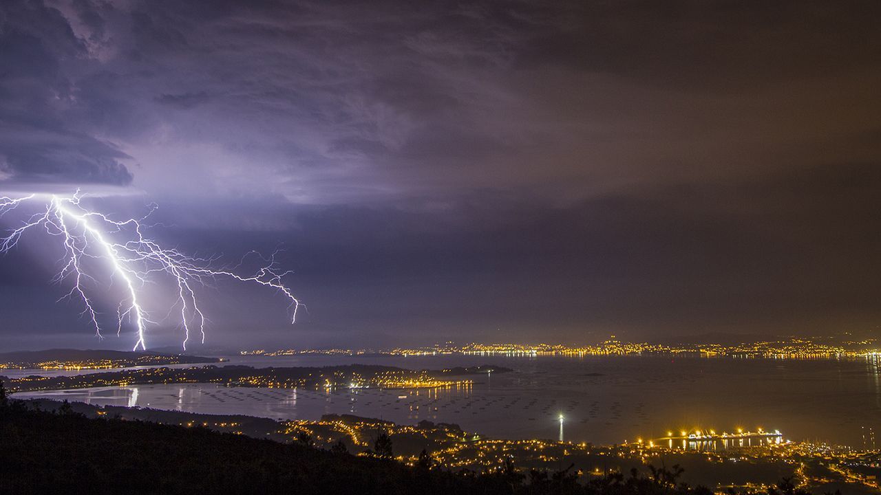 Imagen de archivo de un rayo cayendo sobre la r�a de Arousa