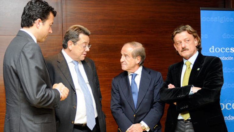 Miguel Cano, segundo por la izquierda, en un acto