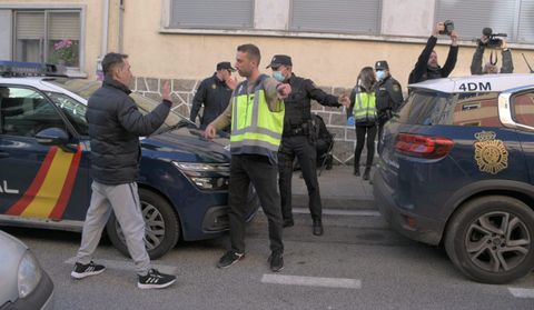 Momentos de tensin con la llegada del presunto asesino de Cristina Cabo al domicilio de la vctima para reconstruir los hechos