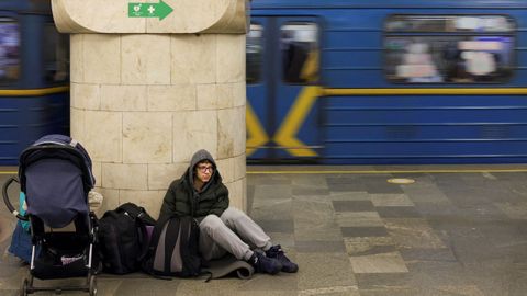 Gente refugiada en el metro de Kiev