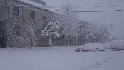 En A Fonsagrada, la nieve ocultaba casi por completo los coches aparcados.