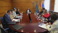 El presidente del Principado de Asturias, Adrin Barbn (c) preside este viernes la reunin del Consejo de Gobierno