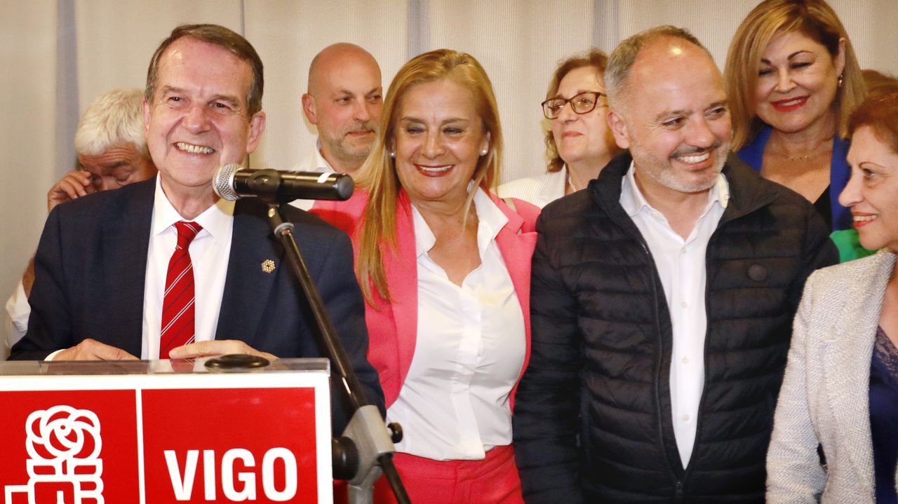 Villarino y Rodrguez, con otros miembros del partido en el inicio de la campaa electoral.
