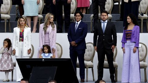 Nicolás Petro Burgos, junto a su entonces esposa Day Vásquez (segunda por la izquierda) en la investidura del presidente Gustavo Petro, el 7 de agosto del 2022.