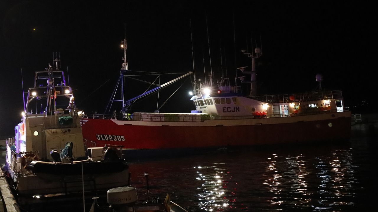 Al fondo, el Adviento Uno, atracado en Burela con 16 tripulantes coninados por covid-19 desde que regresó de los caladeros de Gran Sol el pasado día 15