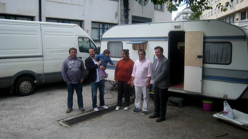 El partido ben�fico entre D�por y Sarriana fue presentado delante de la nueva caravana que ya disfruta el feriante