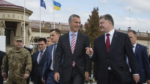 Stoltenberg, con corbata rayada, charlando con Poroshenko