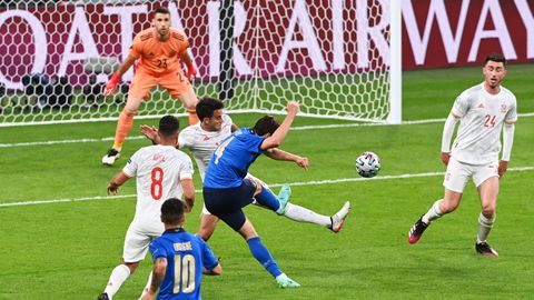 Federico Chiesa dispara a puerta para marcar el gol de Italia