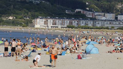 Playas como la de Covas, en Viveiro, reciben estos días a muchos turistas que huyen de las altas temperaturas que se registran en otros puntos del país