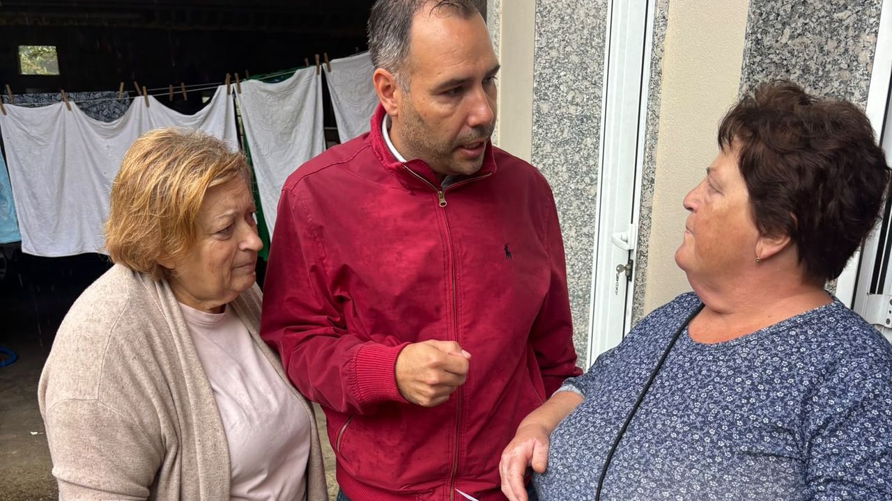 Vertederos.El alcalde de Caldas, Jacobo P�rez, informa a vecinas de Carracedo de la entrada en funcionamiento de la depuradora de residuales de Fieitoso