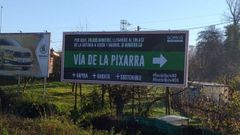 Valla publicitaria a favor de la Va rpida la Pixarra, colocada por Somos Oviedo