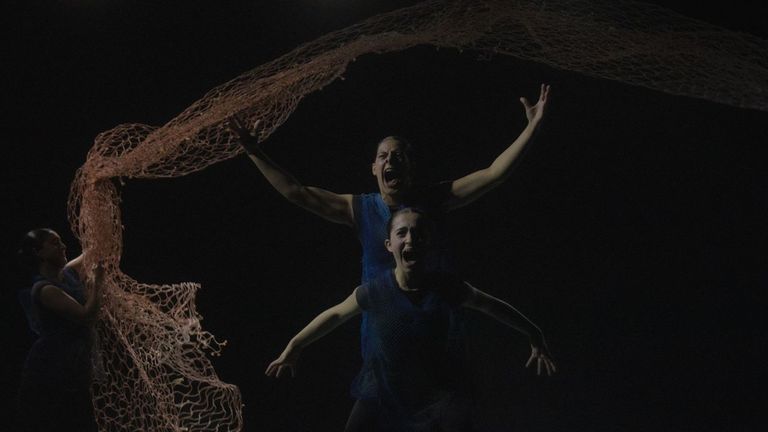 La danza revive, a través de la pieza Od(i)osa, una huelga de las mujeres de la conserva