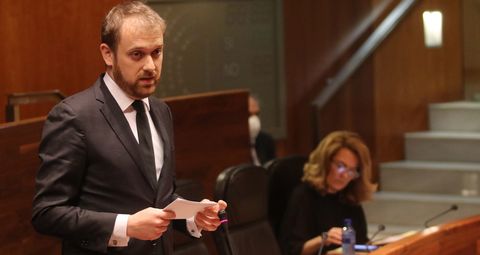 Pablo �lvarez Pire interviene en la Junta General en presencia de la portavoz del PP, Teresa Mallada