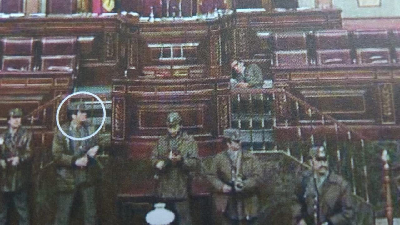 �Houbo tiros antes de entrar no hemiciclo; puido morrer xente�.Operarios reparando la aver�a en la calle Benigno Quiroga