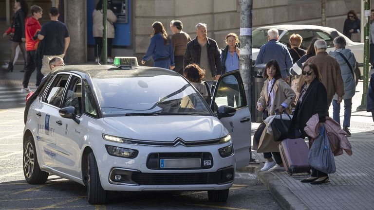 La Xunta flexibilizará las exigencias del sector del taxi para elevar la oferta en concellos menos poblados
