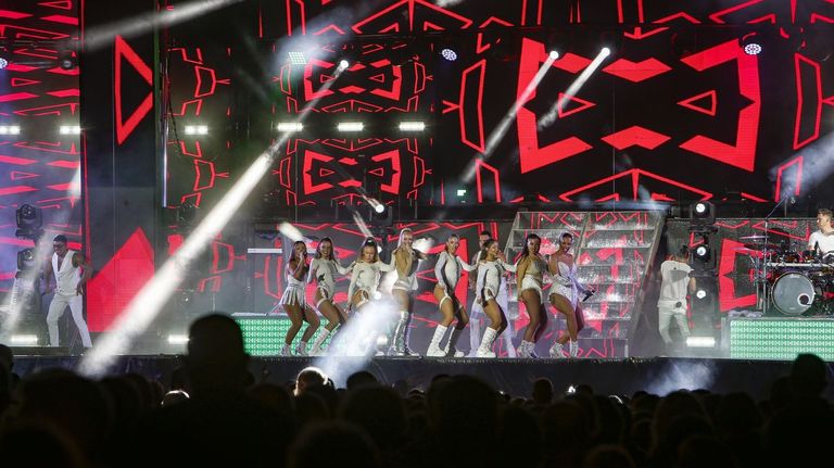 Vigo aplaza una semana la actuación de Carnaval de la orquesta París de Noia por mal tiempo