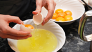 Separar la yema de la clara con la cáscara del huevo es una práctica de riesgo a la hora de tener una infección por salmonela. 