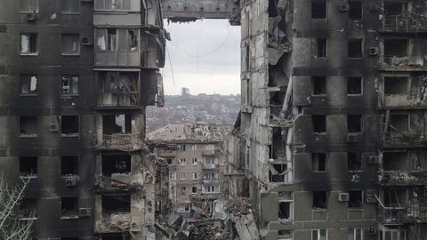 Un edificio residencial arrasado por los bombardeos en Maripol.
