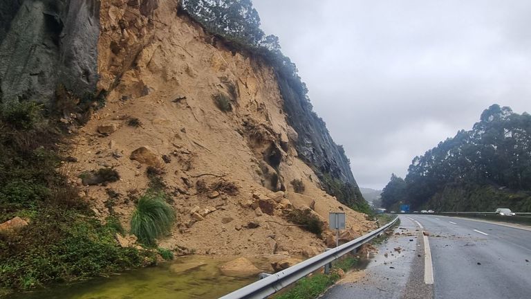 El corte de la autopista Vigo-Baiona por derrumbe durará al menos una semana