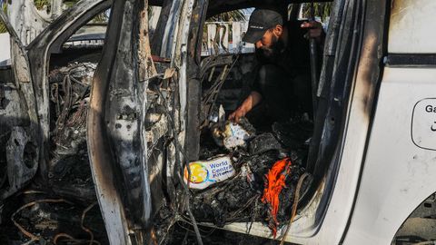 Vehculo en el que viajaban los cooperantes asesinados en un ataque israel en Gaza