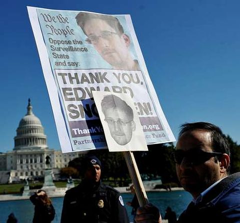 Un activista muestra una pancarta a favor de Snowden en una marcha en Washington.