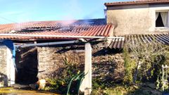 El fuego calcina el interior de una casa en Oza-Cesuras