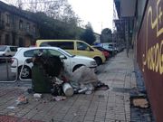 Contenedor quemado en Isaac Peral, donde los bomberos apartaron un coche que result� afectado por las llamas