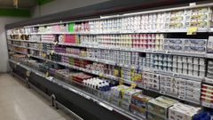 Expositor de productos lcteos en un supermercado