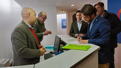 El diputado regional popular Andrs Ruiz, que opta a presidir el PP de Gijn, entrega un total de 414 avales para formalizar su candidatura al congreso local del PP de Gijn