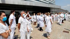 Los profesionales sanitarios del Hospital Universitario Central de Asturias (HUCA) se concentran a las puertas del complejo sanitario para celebrar la concesin del Premio Princesa de Asturias de la Concordia 2020.