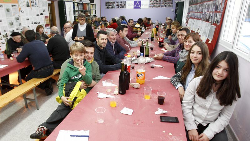 La nieve colapsa los accesos a O Cebreiro.Los futbolistas de la SD Sarriana se impusieron por la m�nima al Atl�tico Escair�n. 