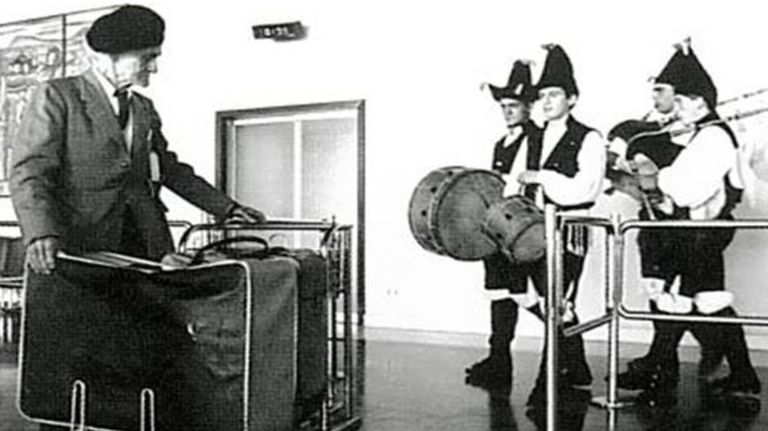 Una exposición acerca a Cuntis la realidad de la emigración gallega y española del siglo XX