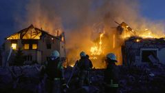 Los bomberos intentan apagar una casa incendiada por un misil ruso en Jrkvov.