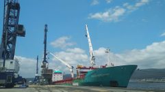 Uno de los tres buques graneleros que estn descargando cereales y piensos esta semana en Marn