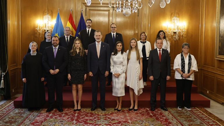 Foto de familia de los reyes Felipe y Letizia, acompañados de la princesa Leonor y la infanta Sofía, con las personas distinguidas con las medallas de Asturias antes de la entrega de los premios Princesa de Asturias