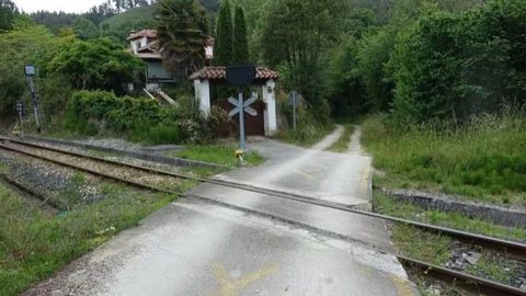 Paso a nivel ancho m�trico Oviedo-Santander