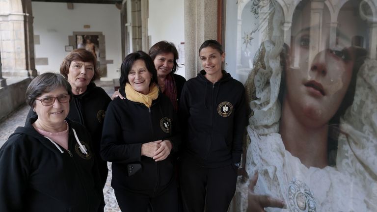 Las mujeres cofrades en la Semana Santa gallega: «<span lang=