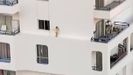 Una niña de 7 años corretea por la cornisa de un cuarto piso en Adeje, Tenerife