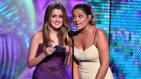 La actriz Laura Marano y la bloguera Bethany Mota presentan uno de los premios durante los Teen Choice Awards 2015